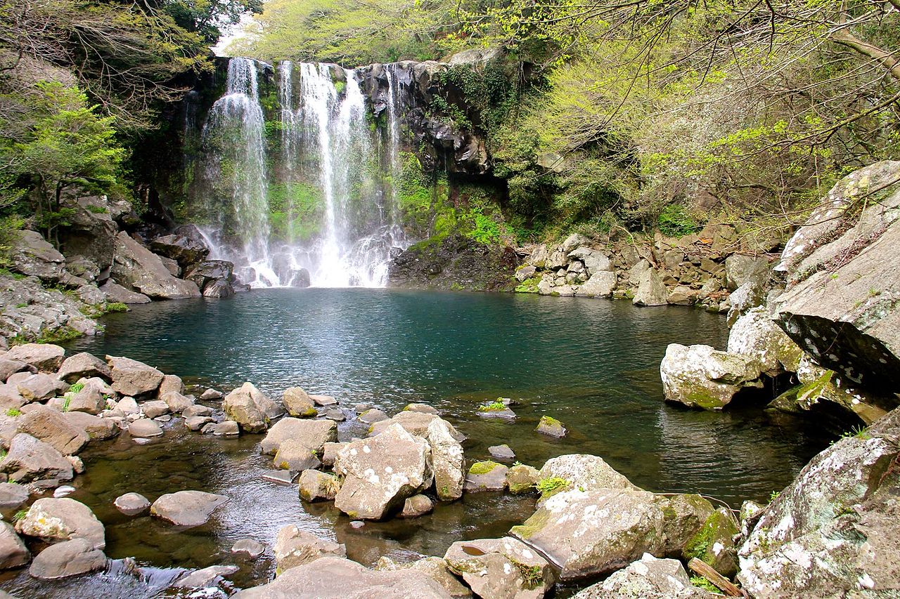 Чхонджеён — каскадный трехуровневый водопад